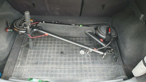 Der iScooter E9Pro E-Scooter passt kompakt und platzsparend in den Kofferraum eines Nissan Qashqai Fahrzeugs.